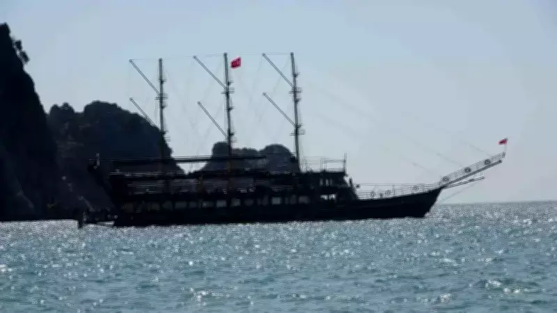 Alanya'nın Kleopatra Plajı, Baharın Gelişiyle Yoğun İlgi Görüyor