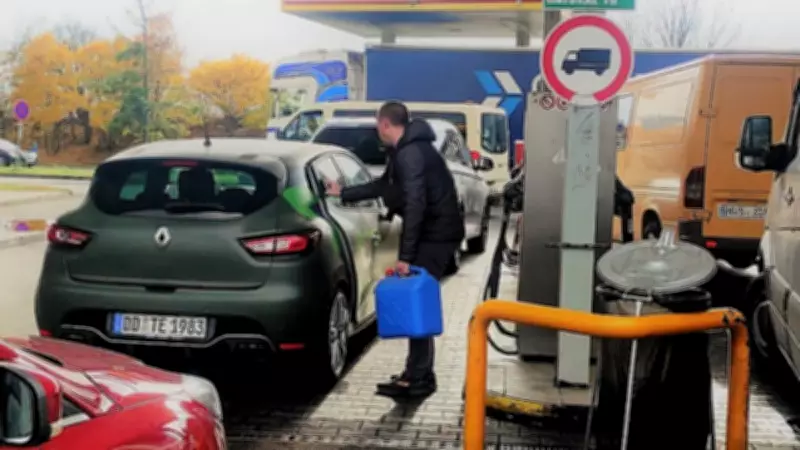 Alman Sürücüler Polonya'da Ucuz Akaryakıt İçin Kuyrukta! Bir Depo 20 Avro Daha Ucuz