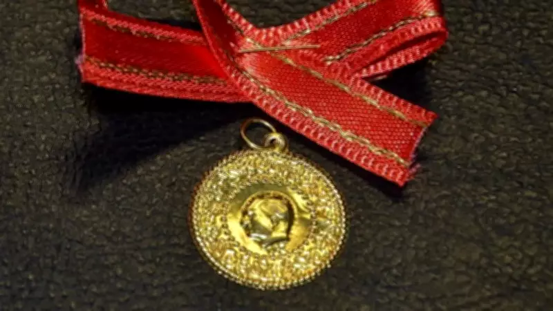 Altın ve Gümüş Dolar Baskısı Altında, Petrol Fiyatları Riskle Yükseliyor