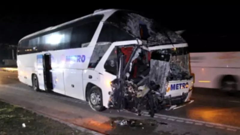 Amasya'da Korkunç Kaza: Yolcu Otobüsü TIR'a Arkadan Çarptı, 11 Kişi Yaralandı