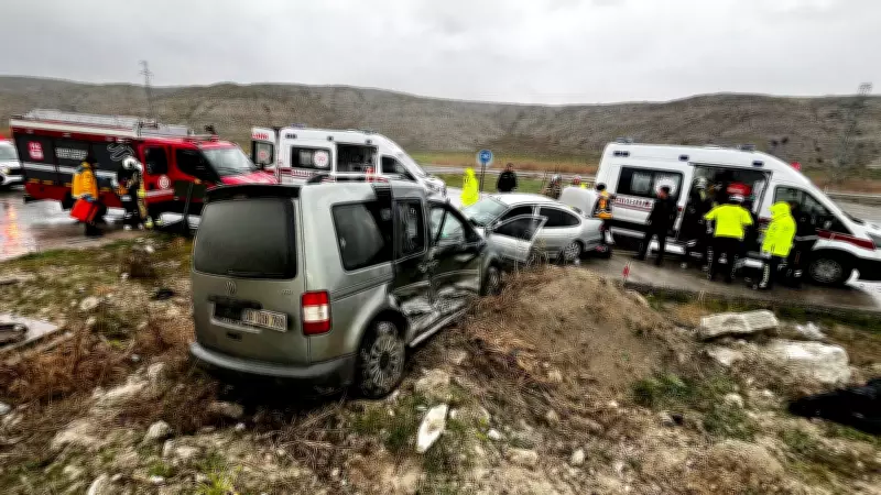 Ankara'da Trafik Kazası: 1 Ölü, 4 Yaralı - Beypazarı'nda İki Araç Çarpıştı