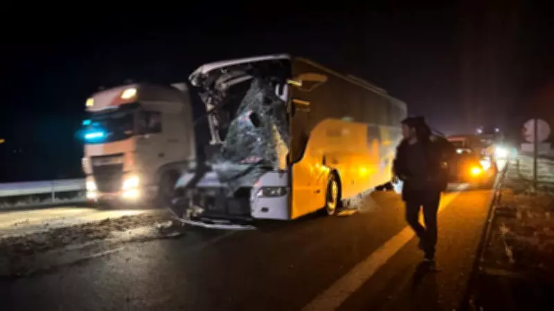 Ankara'da Yolcu Otobüsü ile Çekici Çarpıştı: 1 Kişi Hayatını Kaybetti, 15 Kişi Yaralandı