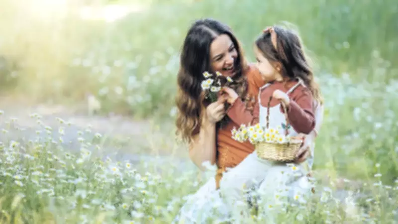 Annelerin Görünmeyen Yükü: Mutlu Anı Biriktirme Telaşı ve Çocukluk Hatıraları