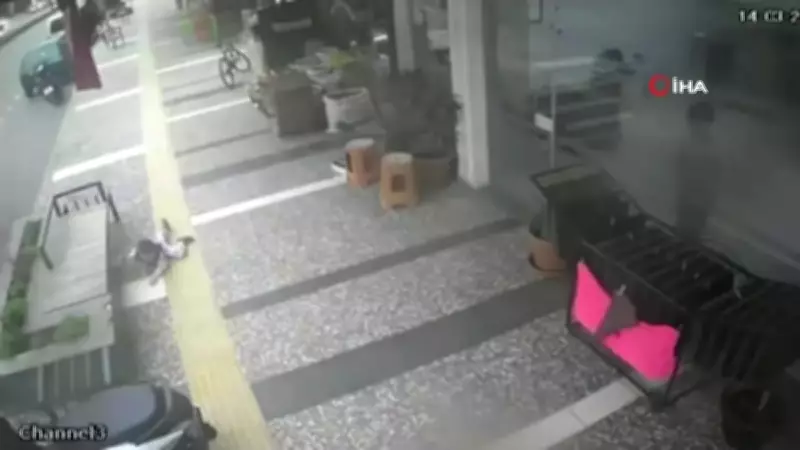 Antalya'da 5 Yaşındaki Çocuğa Çarpan Ehliyetsiz Sürücünün Kaza Anı Kameralara Yansıdı