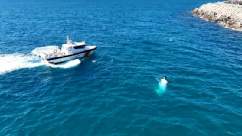 Antalya'da Balıkçı Teknesi Battı: 3 Kişi Son Anda Denize Atlayarak Kurtuldu