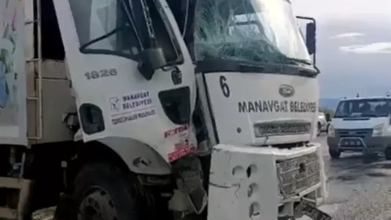 Antalya'da Belediye Araçları Çarpıştı: 7 Kişi Yaralandı