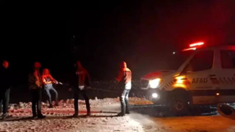 Ağrı'da Yoğun Tipi Kamyoneti Şarampole Kaydırdı: 4 Kişilik Aile Kurtarıldı