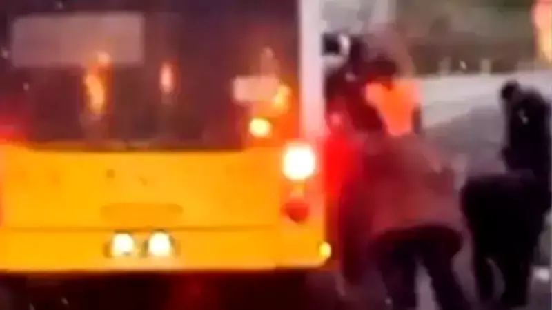 Arnavutköy'de Çamurlu Yolda Mahsur Kalan İETT Otobüsü Vatandaşların İtişiyle Kurtarıldı