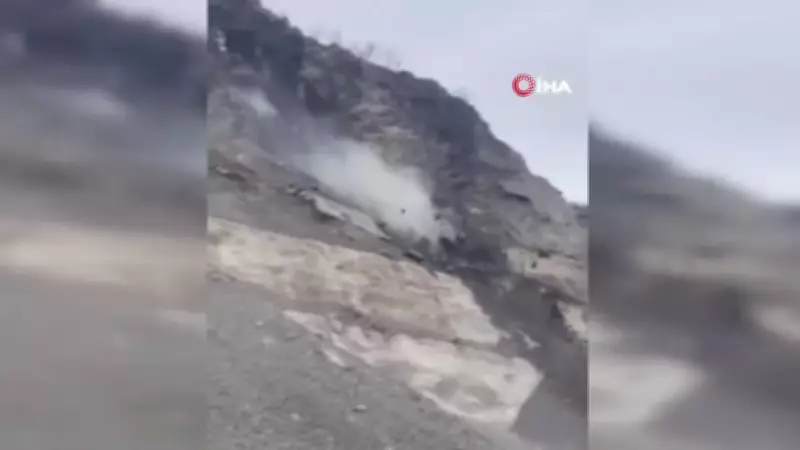 Artvin-Şavşat Karayolu'nda Heyelan Anı Cep Telefonu Kamerasına Yansıdı