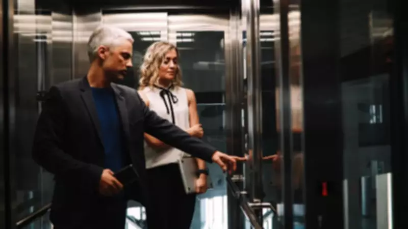 Asansörde Ağırlık Hissi: Yukarı Çıkarken mi Aşağı İnerken mi Daha Ağır Hissederiz?