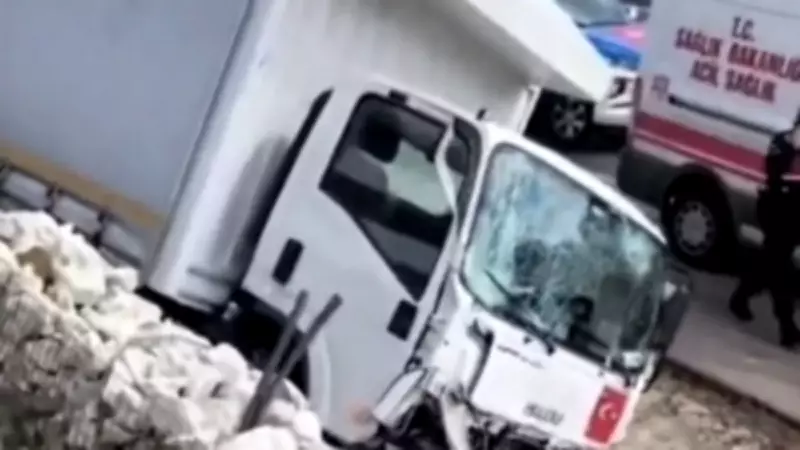 Çatalca'da Kamyon Refüje Çarptı: Kaza Anı Güvenlik Kamerasında
