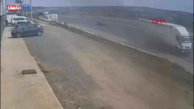 Çatalca'da Kamyon Refüje Çarptı: Kazanın Dramatik Anları Güvenlik Kamerasında