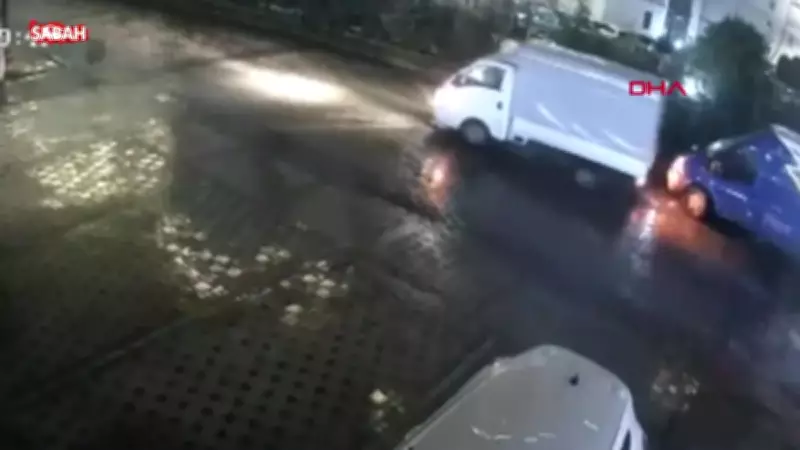Avcılar'da Kamyonet Park Halindeki Minibüse Çarptı ve Kaçtı