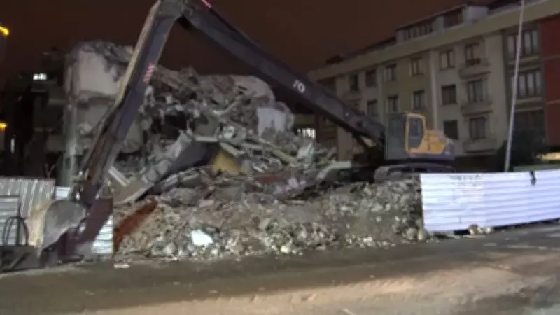 Avcılar'da Kentsel Dönüşüm Yıkımı Kontrolden Çıktı: Molozlar Caddeye Saçıldı