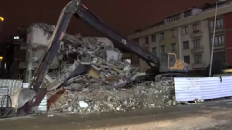 Avcılar'da Kentsel Dönüşüm Yıkımı Kontrolden Çıktı: Panik Anları Kamerada