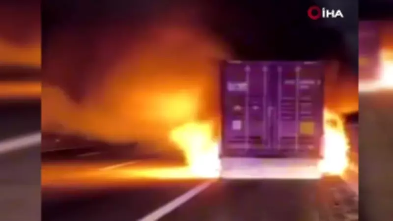 Avrupa Otoyolu'nda Tır Üzerindeki Konteyner Alev Alev Yanarak Yangın Çıktı