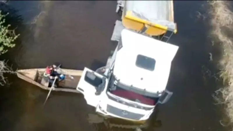 Aydın'da Taşkın Sularında Mahsur Kalan TIR Şoförü Sandalla Kurtarıldı