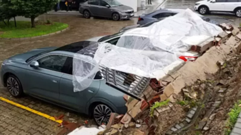 Aydın'da Yoğun Yağış İstinat Duvarını Yıktı: 5 Araç Hasar Gördü