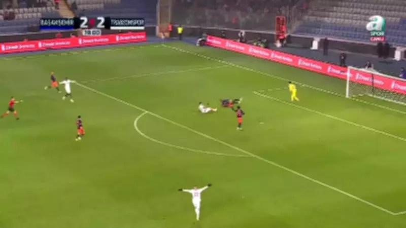 Başakşehir, Trabzonspor Maçında Kırmızı Kartla 10 Kişi Kaldı!