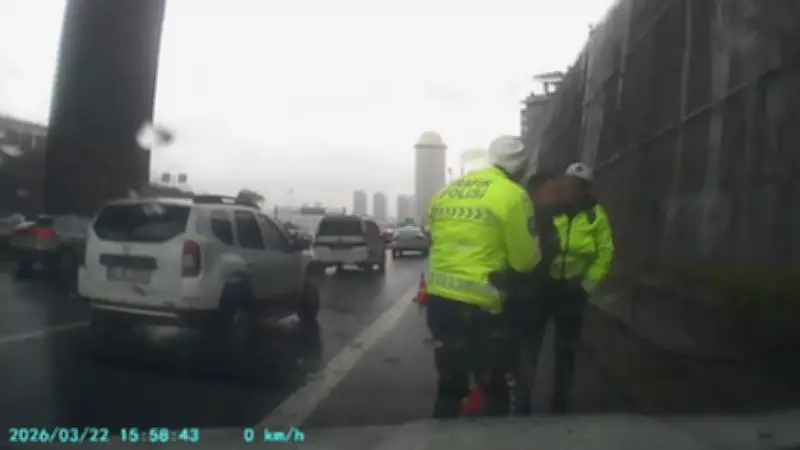 Bağcılar'da Şeker Boğazına Kaçan Sürücü Polisin Heimlich Manevrasıyla Kurtarıldı