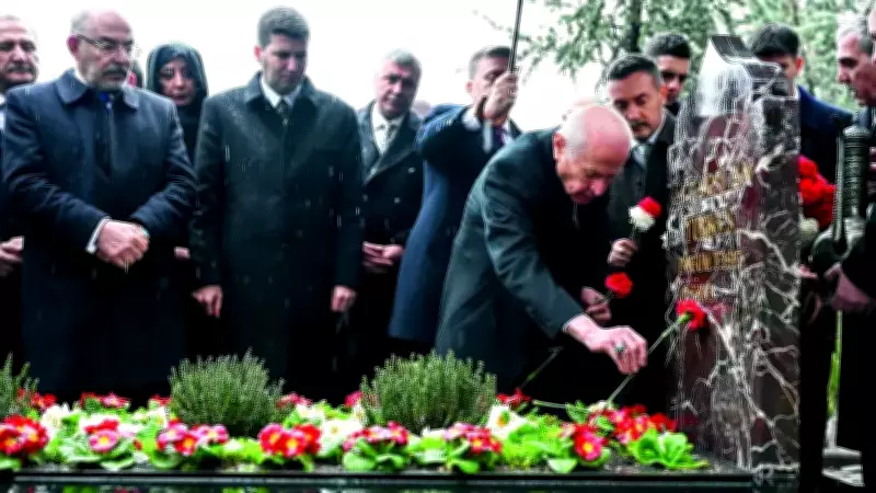 Bahçeli, Türkeş'in Anıt Mezarını Ziyaret Etti ve Bayramı Hüzünle Karşıladıklarını Açıkladı