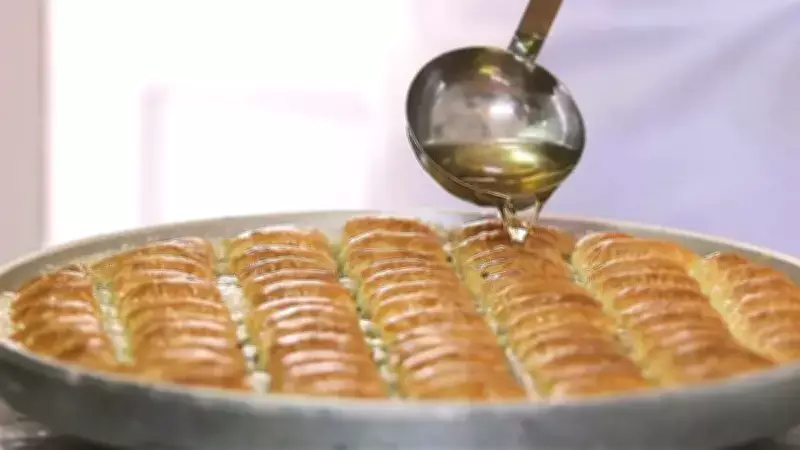 Baklava Şerbetinin Püf Noktaları: Kıvam, Oran ve Döküm Teknikleri