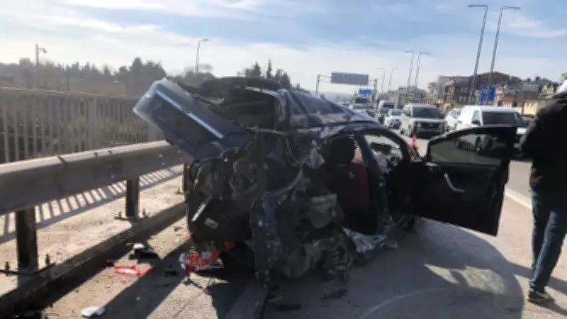 Balıkesir'de Feci Kaza: Otomobil Su Tankerine Çarptı, Sürücü Ağır Yaralandı