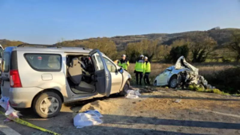 Balıkesir'de Kafa Kafaya Çarpışma: 1 Kişi Hayatını Kaybetti, 2 Kişi Yaralandı