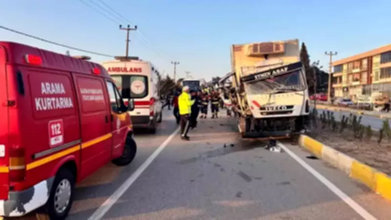 Balıkesir'de Kamyon ile Traktör Çarpıştı: 2 Kişi Yaralandı