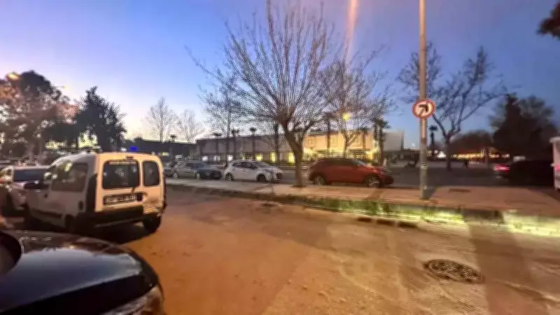 Balçova'da Trafik Skandalı: Ters Yönden Giren Sürücü Park Yeri İçin Üzerine Sürdü