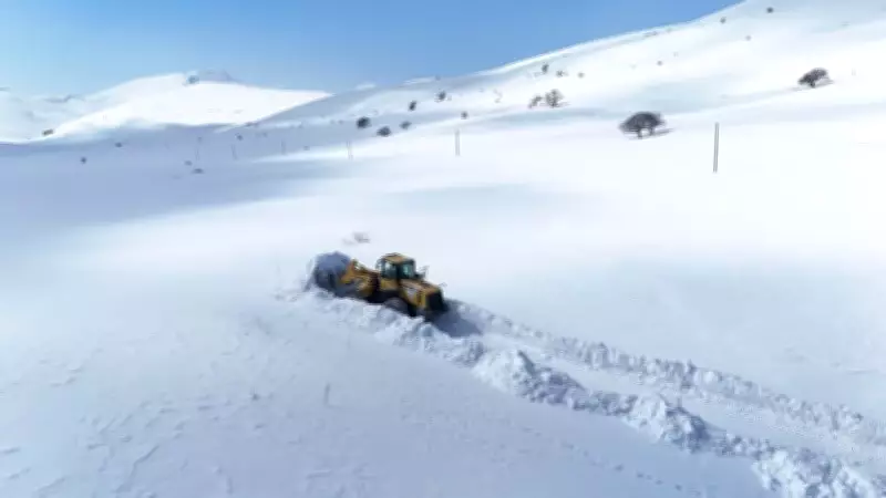 Bayburt'ta 2 Metrelik Kar Yığınlarına Karşı Zorlu Mücadele Sürüyor