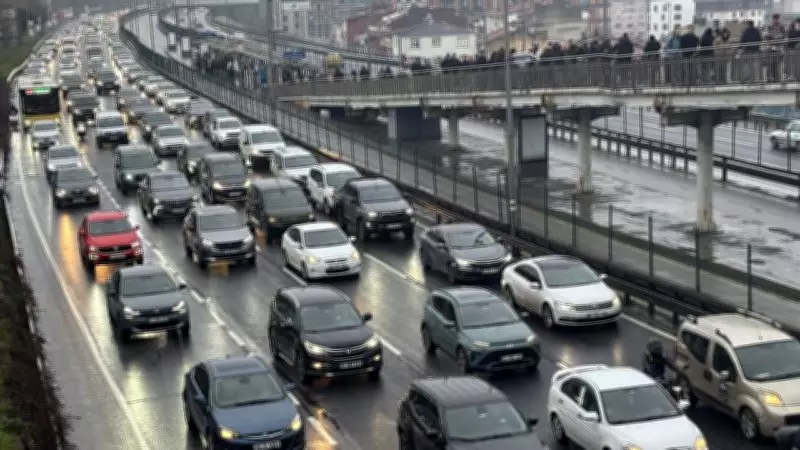Bayram Sonrası İstanbul'da Trafik Yoğunluğu Yüzde 76'ya Ulaştı