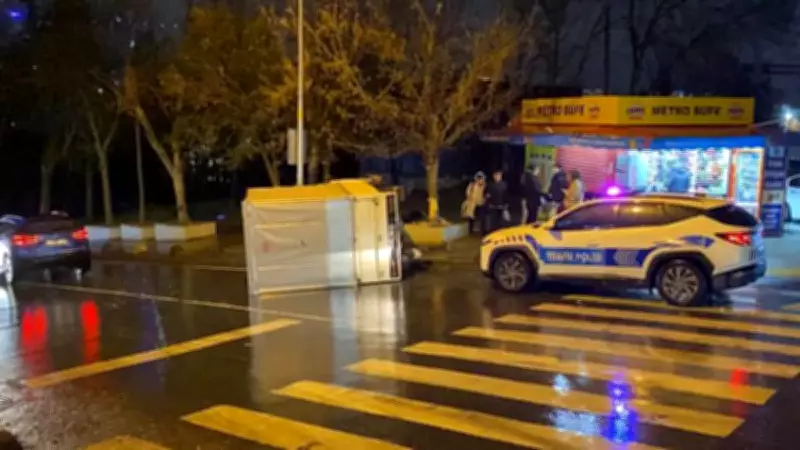 Bayrampaşa'da Kamyonet Kontrolden Çıktı: 3 Kişi Yaralandı