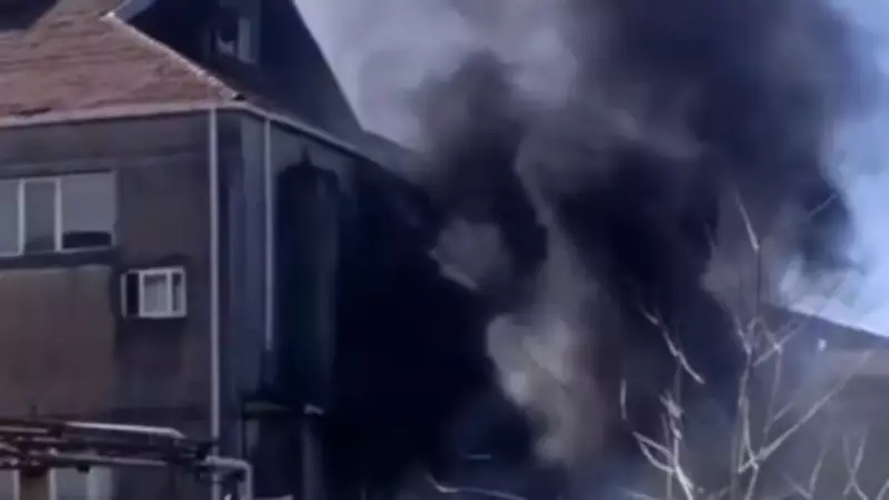 Bayrampaşa'da Üç Katlı Binada Çıkan Yangın İtfaiye Müdahalesiyle Kontrol Altına Alınıyor