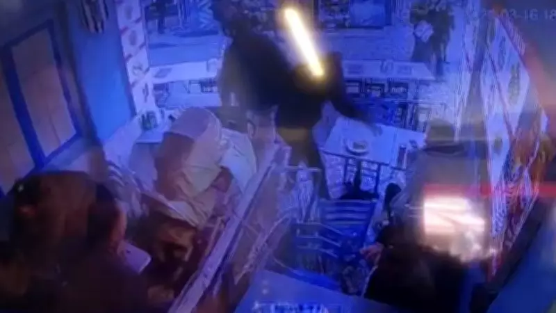 Beşiktaş'ta Balıkçıda Asma Tavan Çöktü: Bebekli Aile Yaralandı