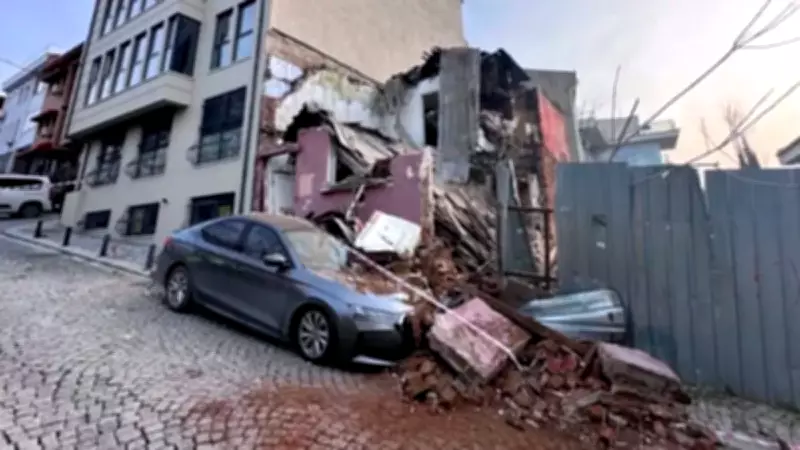 Beşiktaş'ta Metruk Bina Çöktü, Park Halindeki Araç Enkaz Altında Kaldı