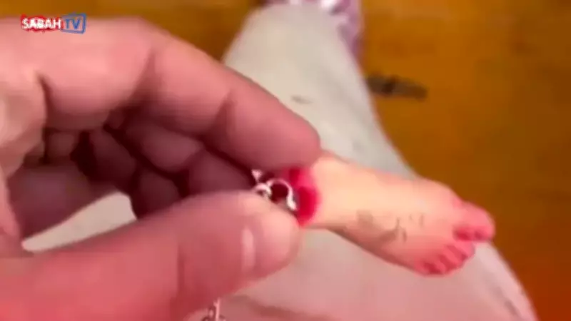 Benny Blanco Kirli Ayaklarını Anahtarlık Yaptırdı!