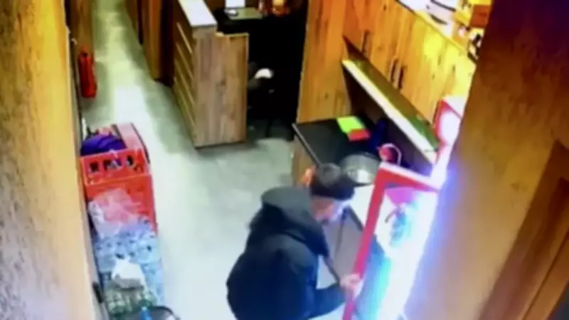 Beyoğlu'nda Akılalmaz Hırsızlık: Telefon Çalıp Oyun Oynamaya Devam Etti!