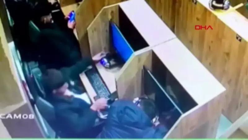 Beyoğlu'nda İnternet Kafede Uyuyan Kişinin Telefonunu Çalan Şüpheli Kameralara Yakalandı