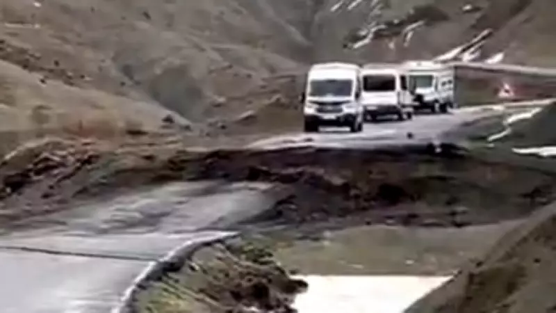Bingöl'de Sağanak Yağış Yolu Çökertti, Ulaşım Felç Oldu