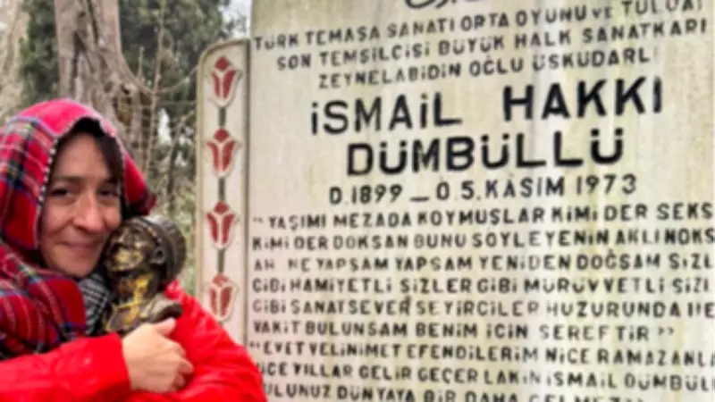 Binnur Kaya, İsmail Dümbüllü Ödülünü Aldıktan Sonra Sanatçının Mezarını Ziyaret Etti
