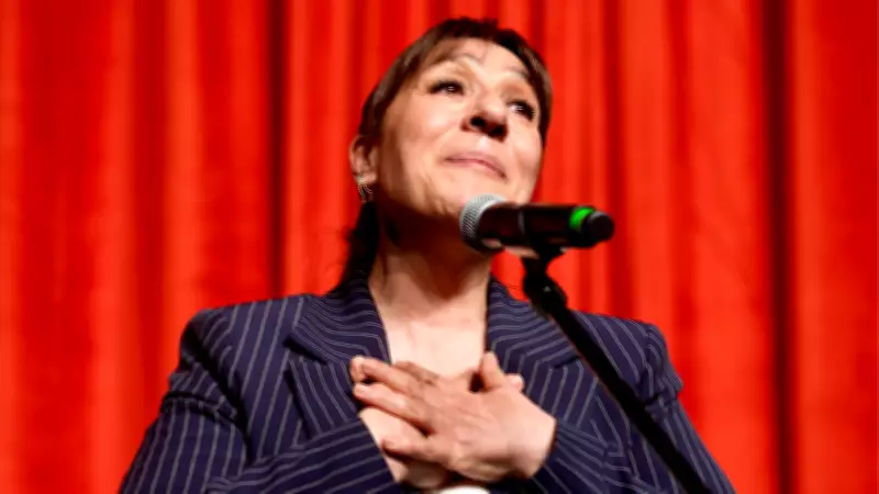 Binnur Kaya, İsmail Dümbüllü Ödülü'nü Alırken Gözyaşlarına Boğuldu