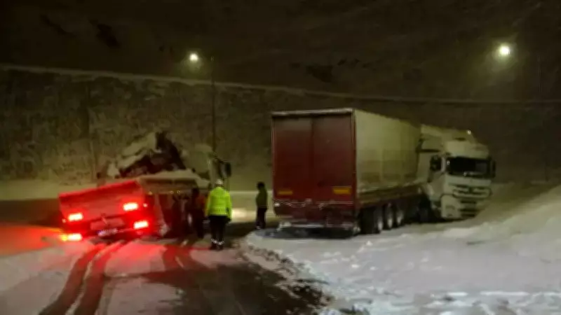 Bitlis'te Yoğun Kar ve Buzlanma Tırı Devirdi, Çekici de Karda Kaldı