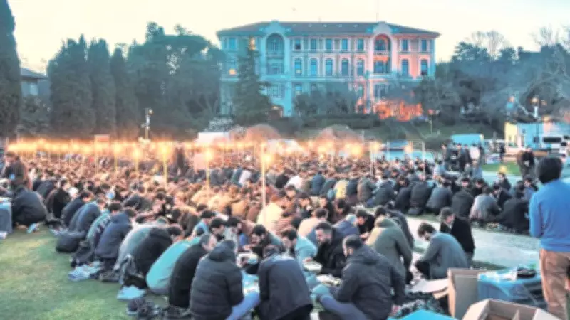 Boğaziçi'nde 3 Bin Kişi Birlikte Oruç Açtı, Filistin Bayrağı Asıldı