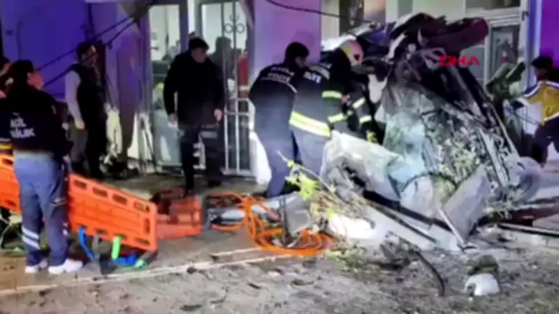 Bodrum'da Alkollü Sürücü Dehşeti: Mağazaya Çarpıp Devrilen Araçta 1'i Ağır 3 Yaralı