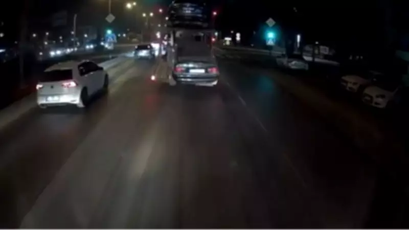 Bolu'da Çekici Üzerindeki Otomobil Yola Düştü, Sürücü Fark Etmeden Yoluna Devam Etti