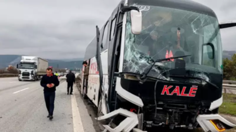 Bolu'da TIR'ın Çarptığı Otobüs Refüje Çıktı: Kaza Anı Kamerada