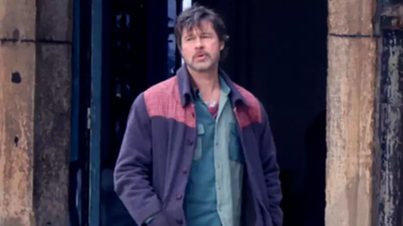 Brad Pitt Yunanistan'da Film Çekiminde Sevgilisi İle Görüntülendi