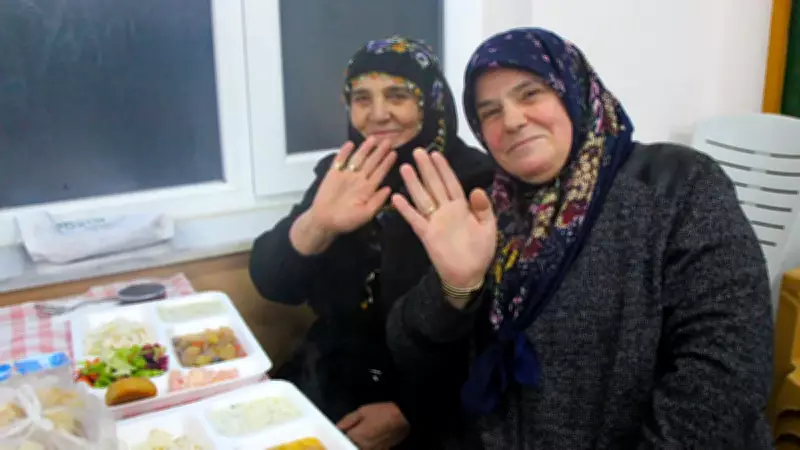 Bu Köyde Ramazan'da Yemekleri Erkekler Yapıyor, Kadınlar Maneviyata Odaklanıyor
