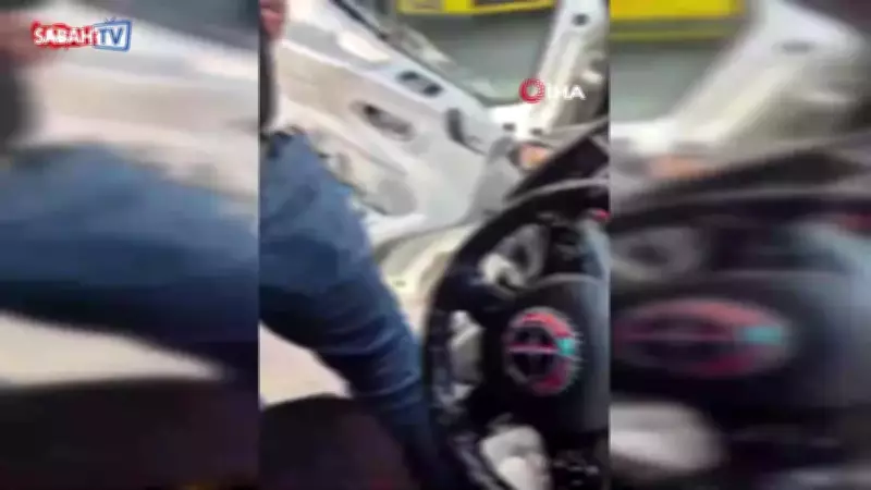 Buca'da Minibüste Taciz İddiası Bıçaklı Kavga ile Sonuçlandı! Olay Anı Görüntülendi